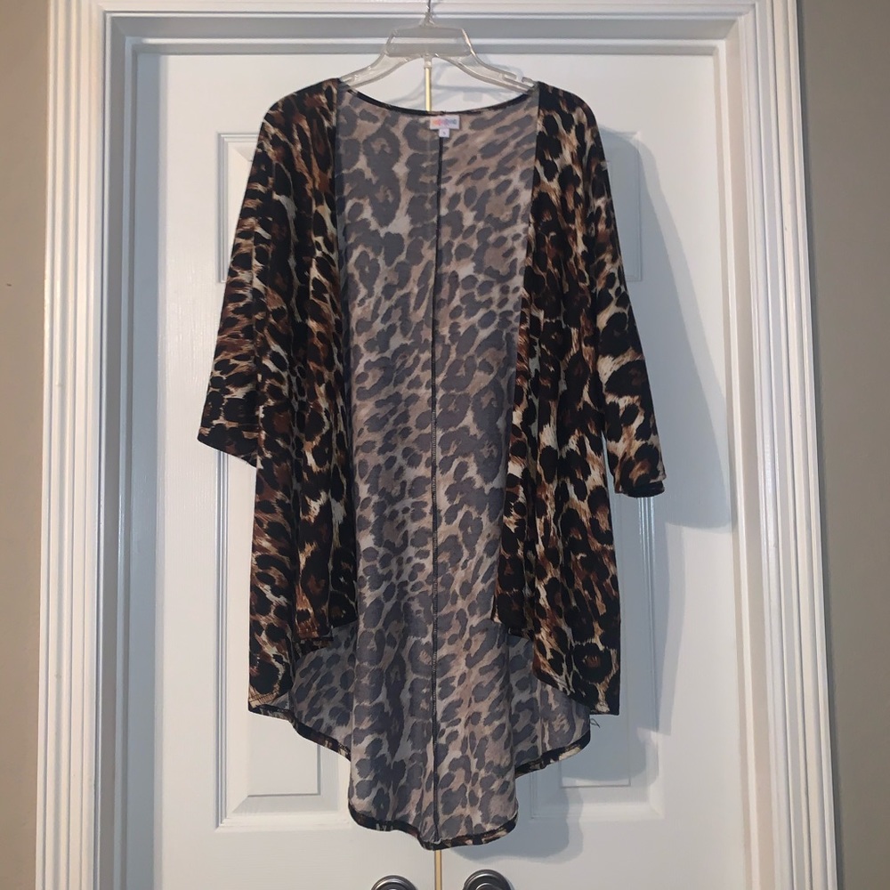 EUC LuLaRoe Lindsey size Small